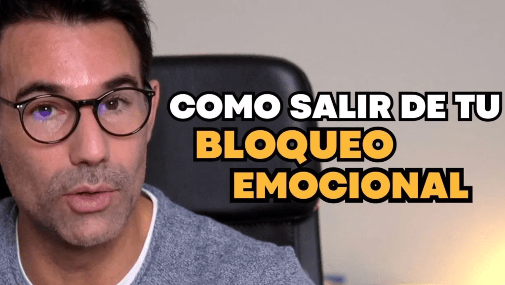 Persona con bloqueo emocional recibiendo ayuda de psicólogos en Madrid especializados en terapia de pareja